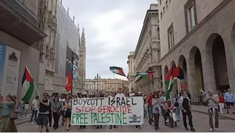 Milano, tensione al corteo pro Gaza: petardi e sirene, turisti in fuga. La rabbia di ristoratori e passanti