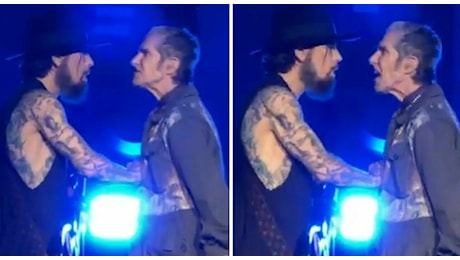 Rissa sul palco al concerto dei Jane’s Addiction: Perry Farrell prende a pugni il chitarrista Dave Navarro