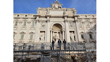 FOTO | A Fontana di Trevi arriva la passerella per i turisti, Gualtieri: “Da qui una vista spettacolare”