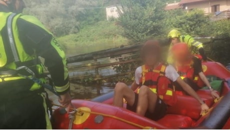 Arsago Seprio, esonda il torrente Strona: una famiglia con quattro bambini evacuata da un casolare grazie a un gommone