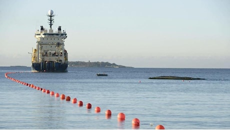 Sabotaggi nel Mar Baltico, danneggiati cavi sottomarini tra Germania e Finlandia: è la guerra ibrida di Mosca?