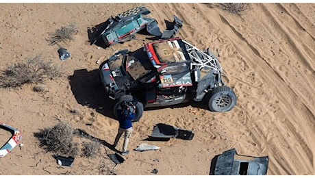 Dakar 2025, Sébastien Loeb costretto al ritiro dopo un incidente. I tecnici della FIA fermano la sua Dacia per il rollbar danneggiato