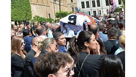 I funerali di Schillaci a Palermo: Totò, sei in squadra in paradiso