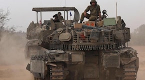 Rafah sotto assedio. Carri armati e blindati schierati al confine. Israele verso l'attacco