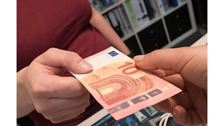 Pagamento in contanti, scatta l'abolizione: questo prodotto lo puoi pagare solo con il bancomat | Italiani avvelenati