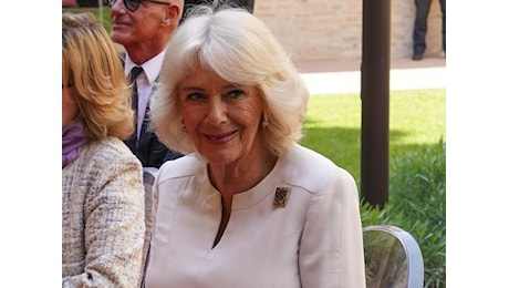 Queen Camilla style tra empatia ed eleganza defilata ha conquistata l'Italia. Il video del discorso sulla letteratura
