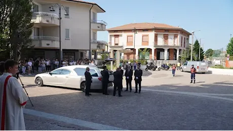 L’ultimo saluto a Sharon Verzeni, il parroco: «Tutti vogliono la verità» - Foto