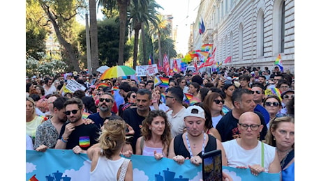“Per i diritti di tutti, contro l'oppressione”. È il giorno del Bari Pride: in piazza c'è anche Decaro – FOTO