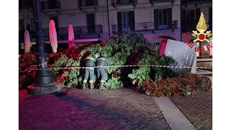 Vento forte, cade grande albero di Natale in centro a Como