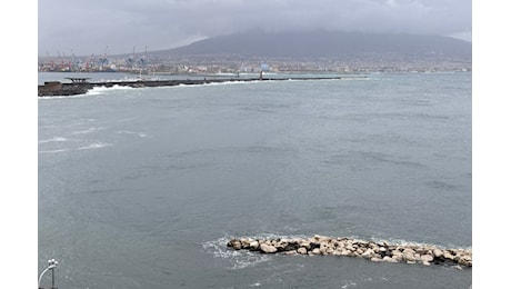 Maltempo Napoli, raffiche di vento a 60 km orari: volano sedie sul lungomare