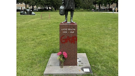 Gaza. E i pro-Pal vandalizzano la statua di Anna Frank