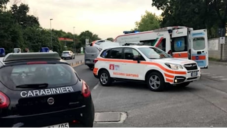 Donna accoltellata nel un parcheggio del supermercato: è grave