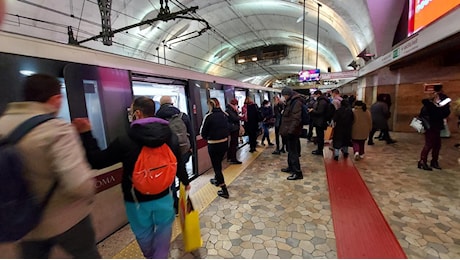 Roma, evacuate le stazioni metro Spagna e Flaminio: fumo e gente in fuga per un incendio