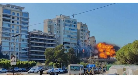 L'attimo in cui missile colpisce il palazzo a Beirut e l'edificio si sbriciola