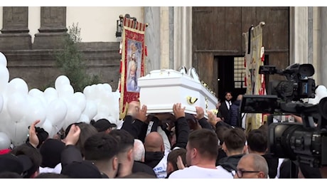 Funerali di Arcangelo Correra a Napoli: decine di persone salutano il 18enne ucciso da un colpo di pistola. Applausi al passaggio del feretro