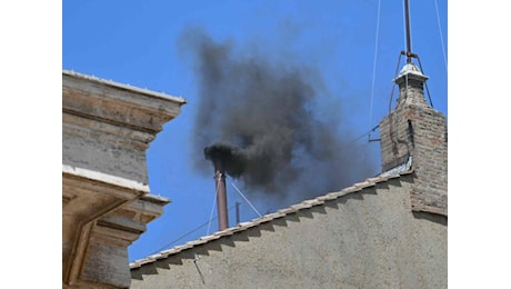 Conclave, seconda fumata nera. Il cardinale Re: Auspico la bianca entro stasera