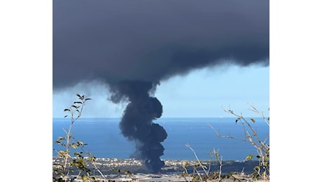 Pineto: grosso incendio, nella zona industriale, in fabbrica di solventi+++IN AGGIORNAMENTO+++