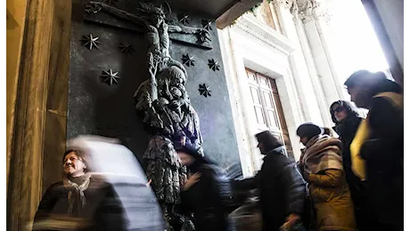 La Porta Santa della Cattedrale di Roma, un'opera in bronzo del 2000