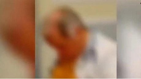 Medico filmato mentre dormiva al pronto soccorso: “Calo di pressione, hanno tentato di avvelenarmi”