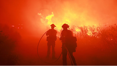 L'incendio fuori controllo che sta devastando Los Angeles