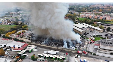 Spaventoso incendio a Roma, va a fuoco un capannone di 6mila mq a Tor Cervara: impegnate 8 squadre dei vigili del fuoco