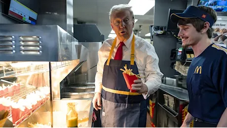 Donald Trump frigge e serve patatine al McDonald’s