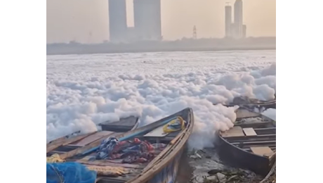 Delhi, schiuma tossica invade il fiume Yamuna, esperti avvertono: “Rischi enormi per la salute” | VIDEO