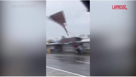 Il tifone Man-yi colpisce le Filippine, venti fino a 195 km orari scoperchiano i tetti: le immagini