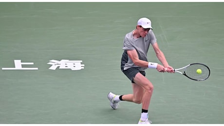 Jannik Sinner avanza alle semifinali del Masters 1000 di Shanghai battendo Medvedev