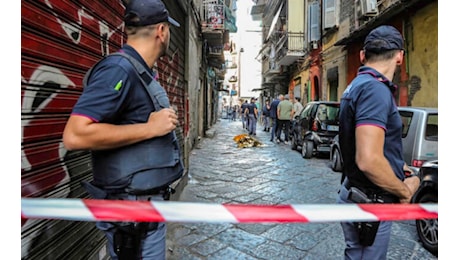 L’esecuzione - Agguato tra i vicoli di Napoli, uomo ucciso a colpi di pistola davanti al figlio di 11 anni