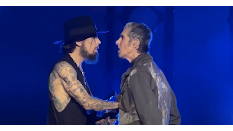 Jane's Addiction: pugni sul palco tra Perry Farrell e Dave Navarro, concerto interrotto [VIDEO]