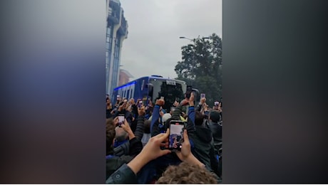 Champions League, cori e fumogeni: così centinaia di tifosi accolgono il bus dell'Inter a San Siro - Video