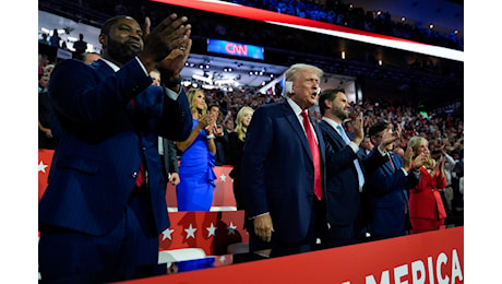Usa 2024, Trump a convention Repubblicani con orecchio fasciato: accolto da ovazione
