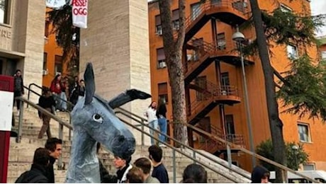 Scuola, occupato anche il liceo Visconti. E oggi sit-in del Virgilio contro le autogestioni