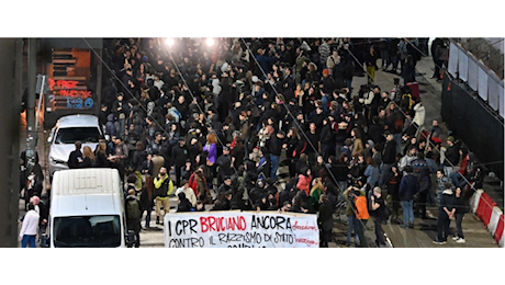 Torino sotto assedio, anarchici e centri sociali in piazza contro il Cpr: bombe carta contro i poliziotti