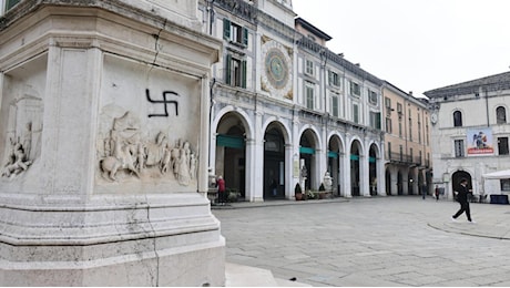 Svastiche in centro a Brescia, due denunciati: «Siamo stati noi, eravamo ubriachi»