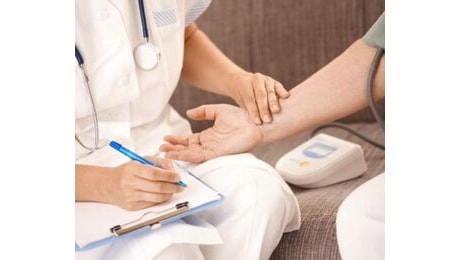 Sanità, nasce la figura dell'Assistente Infermiere ed è polemica