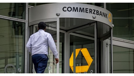 Commerzbank vede utili per 3,6 miliardi al 2027. Domani i primi incontri con Unicredit