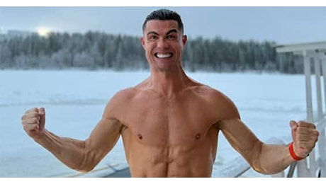 Cristiano Ronaldo sfida il freddo, auguri di Natale sotto la neve in Lapponia