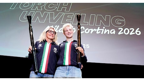 Stefania Belmondo e Bebe Vio svelano le torce olimpiche di Milano-Cortina 2026