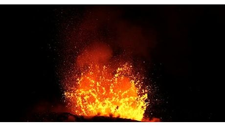 Etna di nuovo in eruzione, boati fortissimi ad ogni esplosione e fontane di lava fluorescente, aeroporto di Catania chiuso per ore - VIDEO