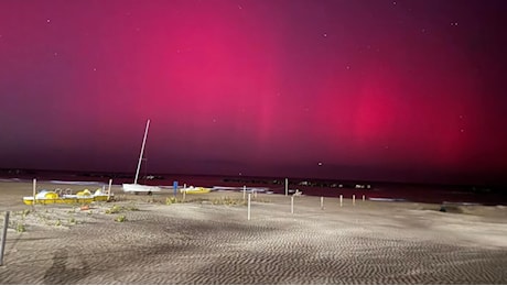 Lo spettacolo nei cieli: l'aurora boreale colora il lungomare di Francavilla [FOTO]