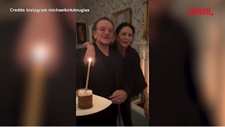 VIDEO Michael Douglas compie 80 anni, Bono Vox gli canta 'Happy Birthday' con Catherine Zeta-Jones