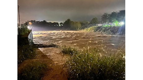 Maltempo, piogge torrenziali in Veneto: torrente esondato a Monte di Malo, allerta fiumi nel Vicentino | VIDEO