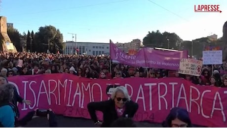 Roma, in migliaia al corteo di 'Non una di meno': Basta violenza, è ora di disarmare il patriarcato