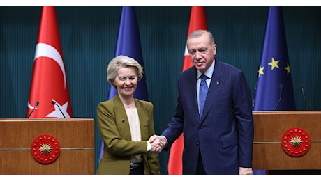 Von der Leyen in Turchia da Erdoğan e lui batte cassa: “Serve altro sostegno dall’Ue per i rifugiati siriani”. Lei: “Pronto 1 miliardo”