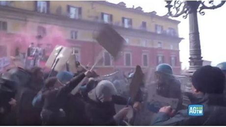 Violenti scontri a Bologna tra forze dell'ordine e antagonisti diretti al presidio di Casapound: lancio di oggetti, fumogeni e petardi