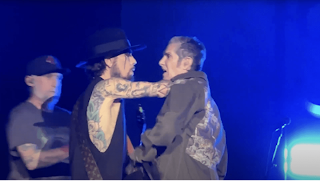 JANE’S ADDICTION: Perry Farrell aggredisce Dave Navarro sul palco