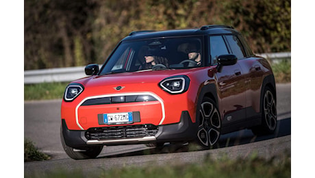 Nuovo MINI Aceman, prova del crossover 100% elettrico. Una nuova specie