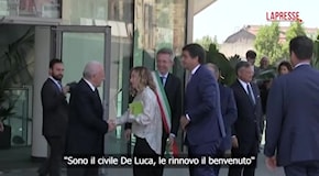 Napoli, De Luca 'restituisce' saluto a Meloni: Sono il civile De Luca